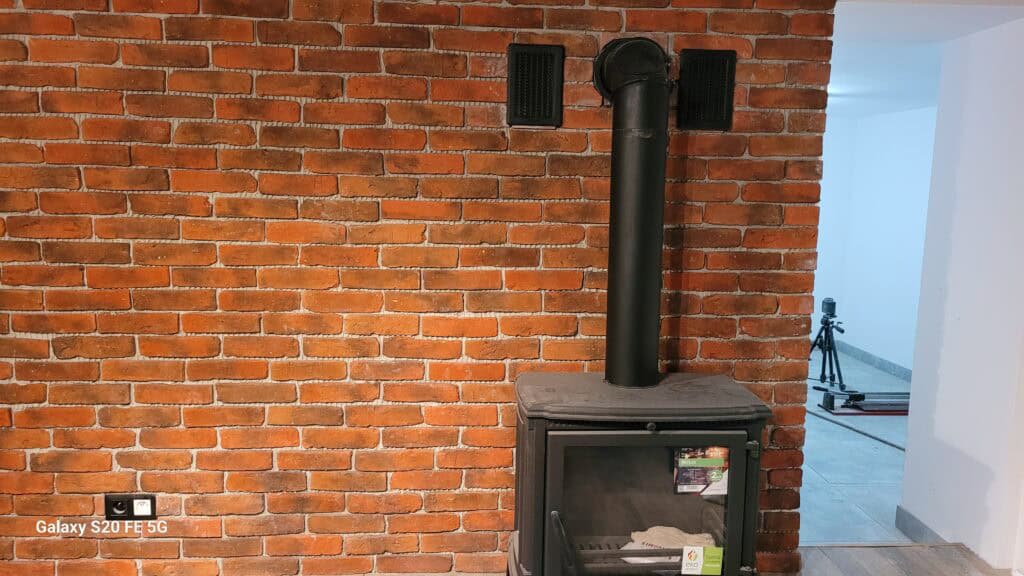 Płytki ceglane ze starych cegieł na ścianie w kolorze czerwonym z kozą w kolorze czarnym